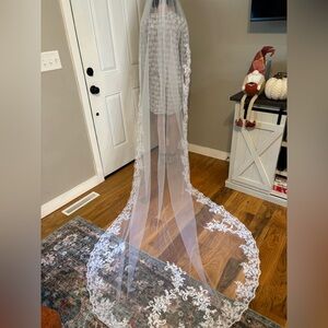 Elegant White Lace Bridal Veil